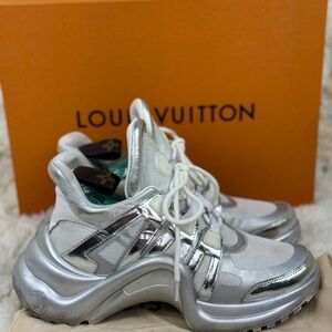Louis Vuitton Baskets cuir argent Archlight taille Size 37